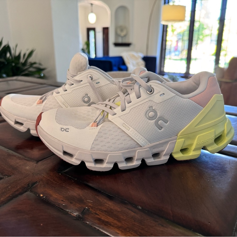 OnCloud women’s - size 8 - CloudFlyer 4